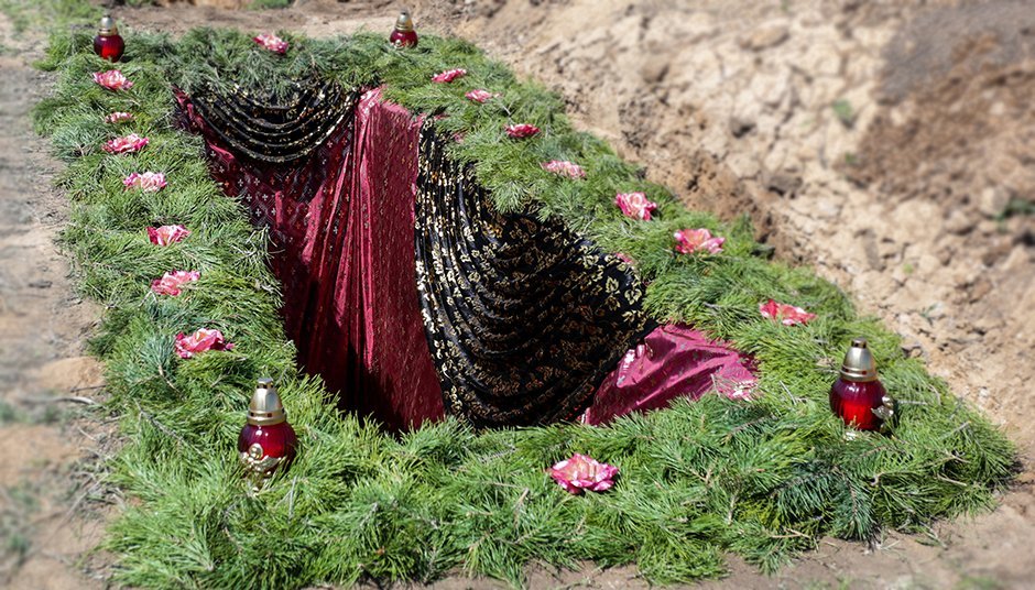 Драпировка могилы тканью и укладка лапника