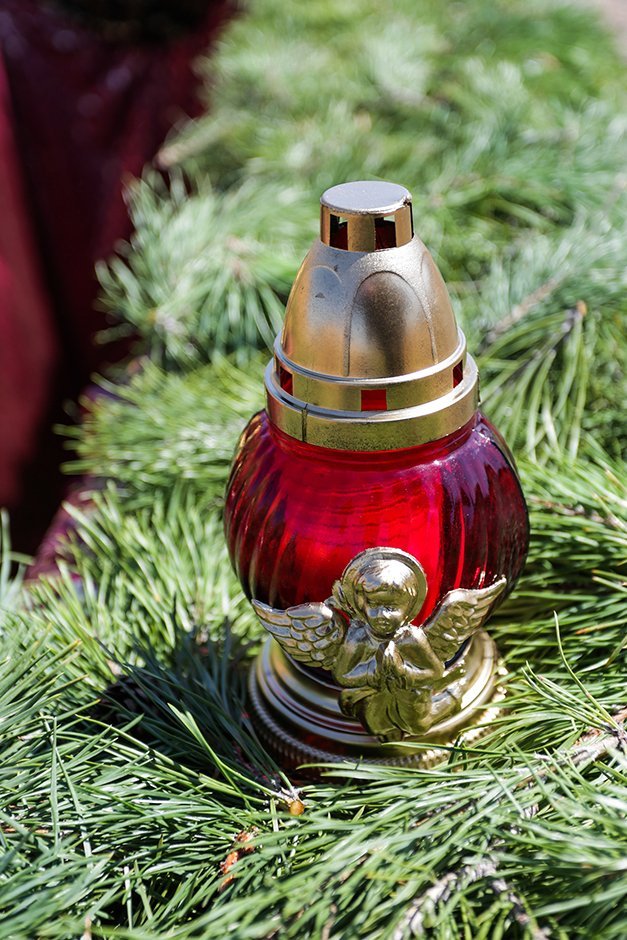 Драпировка могилы тканью и укладка лапника