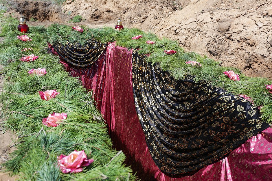 Драпировка могилы тканью и укладка лапника