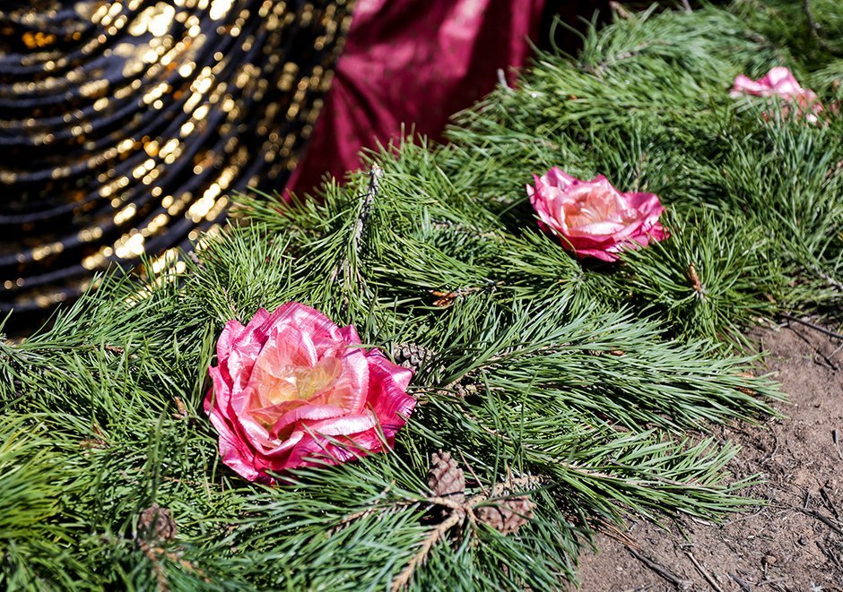 Драпировка могилы тканью и укладка лапника