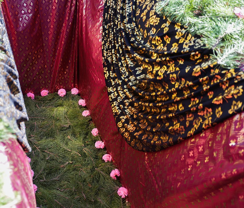 Драпировка могилы тканью и укладка лапника