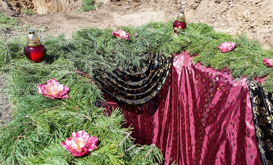 Драпировка могилы тканью и укладка лапника