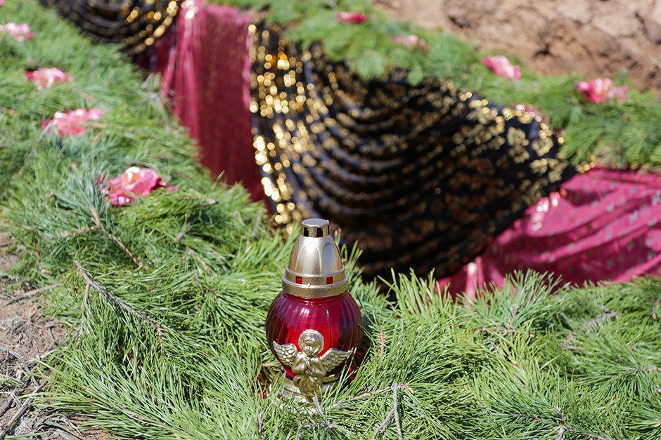 Драпировка могилы тканью и укладка лапника