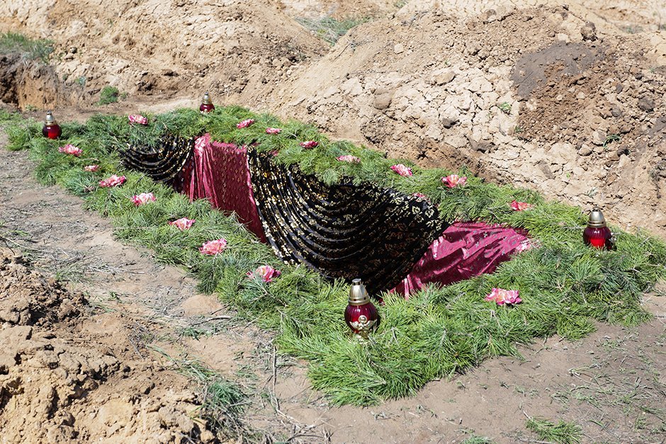 Драпировка могилы тканью и укладка лапника