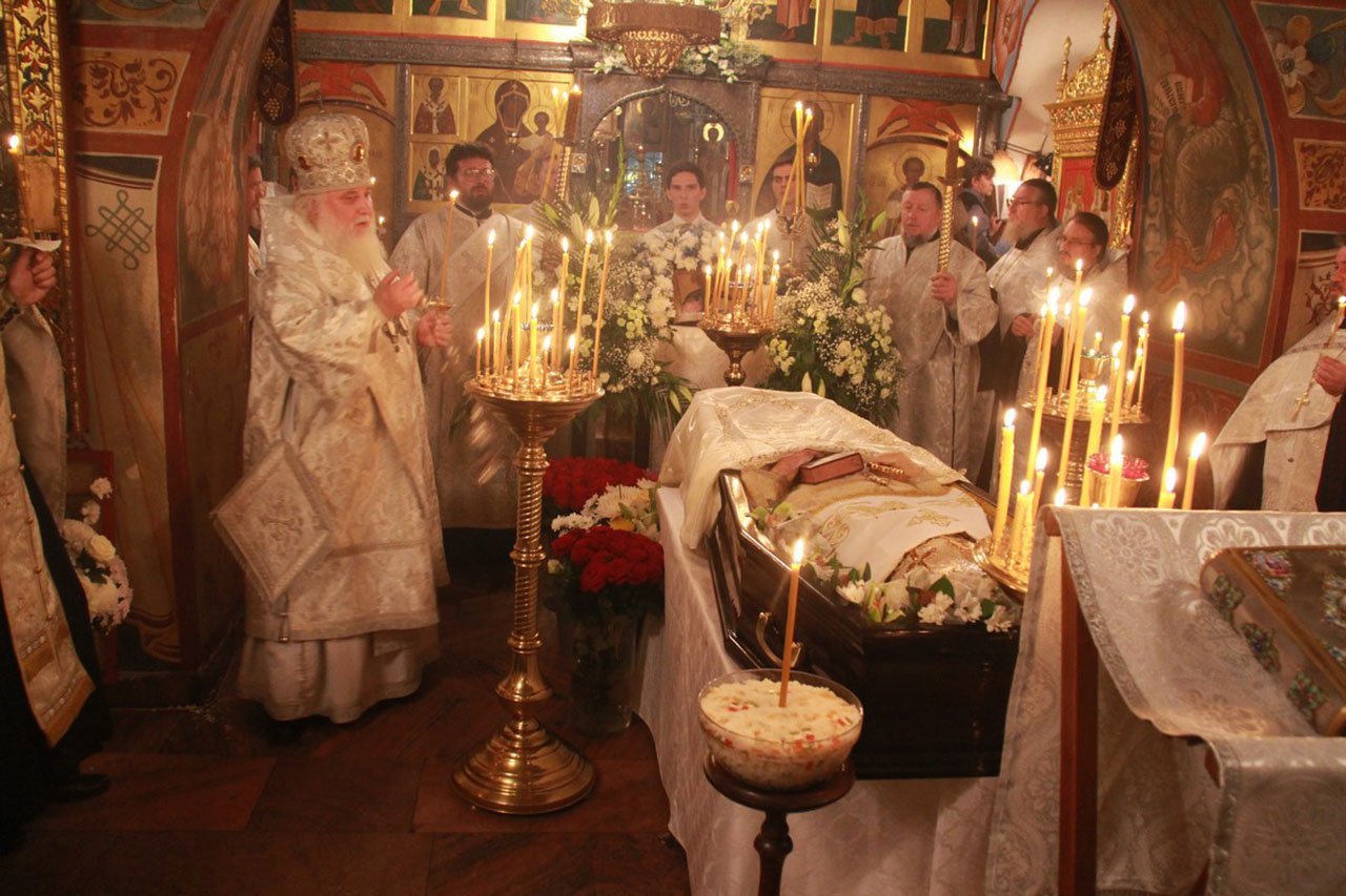 Перевозка усопшего по Камышину к месту отпевания