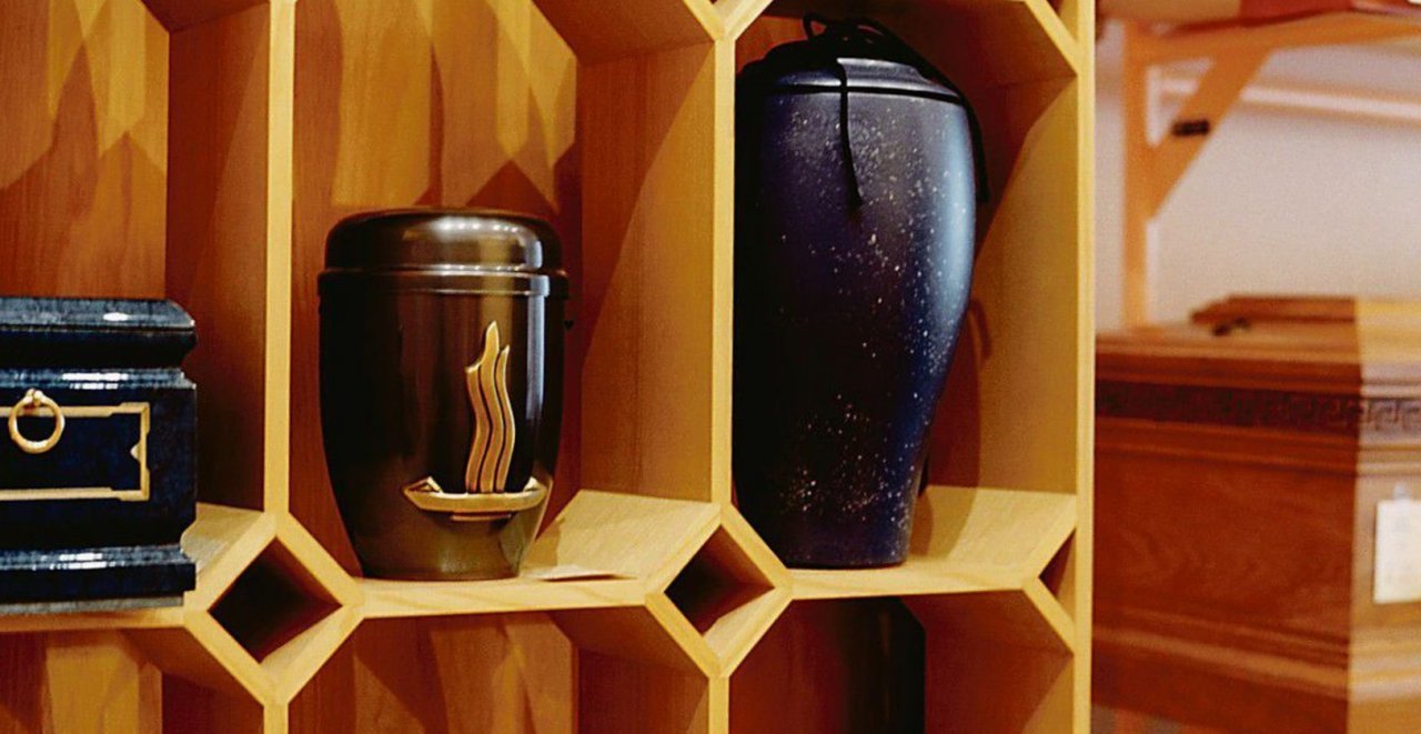 Вазы с прахом усопших после кремации. Кремация в Камышине, Волгограде и области